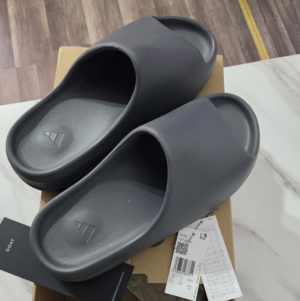 Yeezy Slides Brand New!! Mens 13